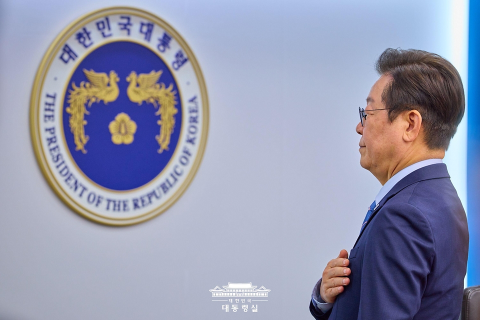 이재명 대통령이 18일 서울 용산 대통령실 청사에서 열린 수석·보좌관 회의에서 국민의례를 하고 있다.