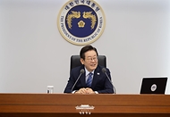 이재명 대통령이 18일 서울 용산 대통령실 청사에서 열린 수석·보좌관 회의에서 발언하고 있다.