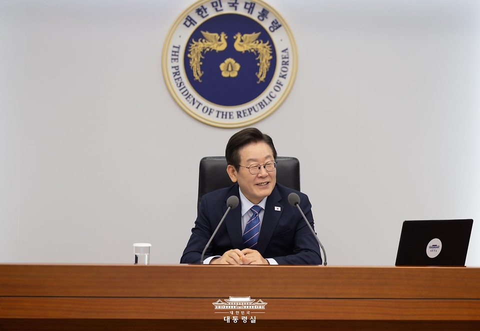 이재명 대통령이 18일 서울 용산 대통령실 청사에서 열린 수석·보좌관 회의에서 발언하고 있다.