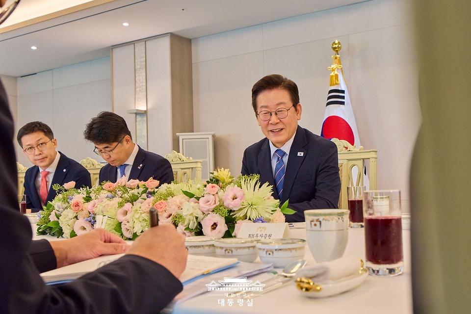 이재명 대통령이 18일 서울 용산 대통령실 청사에서 열린 증권사 리서치센터장 오찬 간담회에서 발언하고 있다.