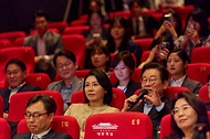 이재명 대통령이 20일 부산 해운대구 영화의전당에서 부산국제영화제 공식상영작 '극장의 시간들'을 관람한 뒤 감독과 배우에게 질문하고 있다.