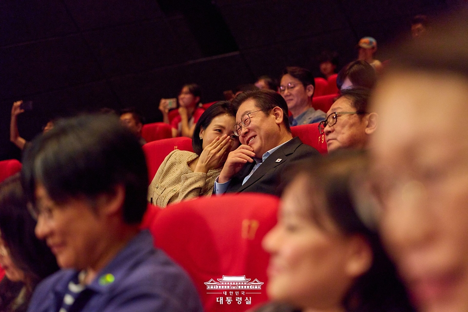 이재명 대통령과 김혜경 여사가 20일 부산 해운대구 영화의전당에서 부산국제영화제 공식상영작 '극장의 시간들'을 관람하고 있다.