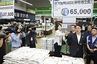 김민석 국무총리가 22일 추석 맞이 물가 현장점검을 위해 양재동 농협 하나로마트를 방문, 농축산물 가격을 점검하고 있다.