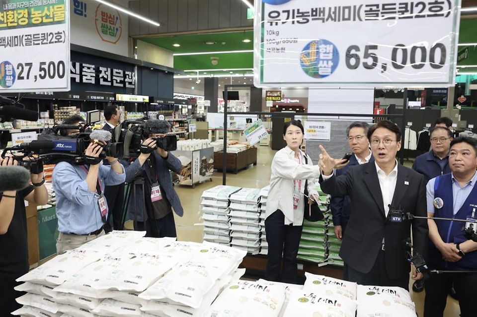 김민석 국무총리가 22일 추석 맞이 물가 현장점검을 위해 양재동 농협 하나로마트를 방문, 농축산물 가격을 점검하고 있다.