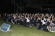 김민석 국무총리가 20일 종로구 청와대 녹지원에서 열린 청년의 날 기념식에서 유공자 포상 및 청년들과 함께 '청년, 빛을 심다' 세리머니를 하고 있다.