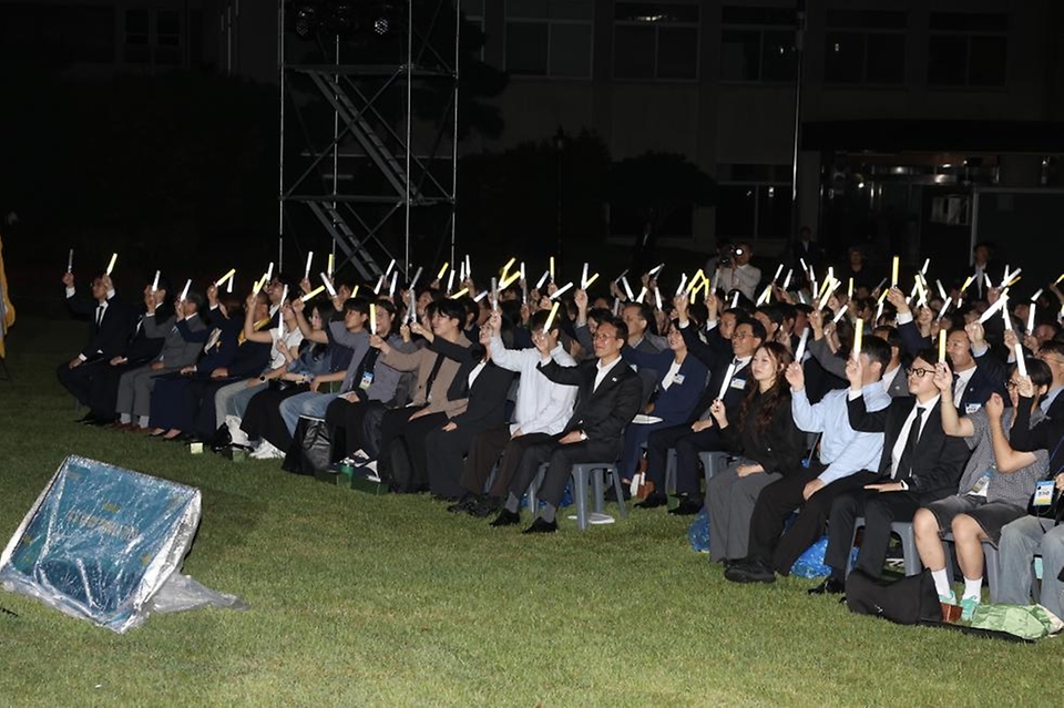 김민석 국무총리가 20일 종로구 청와대 녹지원에서 열린 청년의 날 기념식에서 유공자 포상 및 청년들과 함께 '청년, 빛을 심다' 세리머니를 하고 있다.
