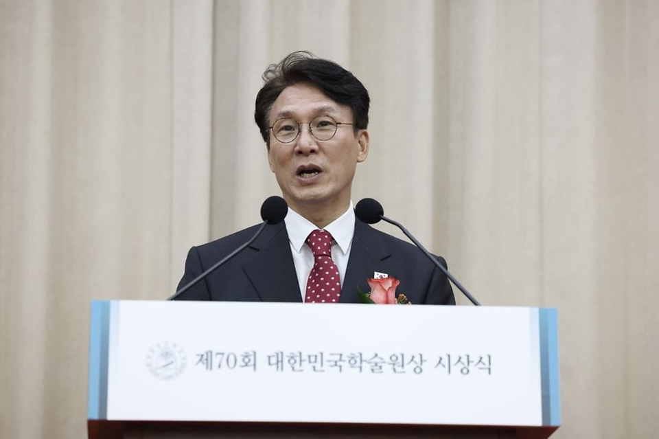 김민석 국무총리가 19일 서초구 대한민국학술원에서 열린 제70회 대한민국학술원상 시상식에 참석, 축사를 하고 있다.