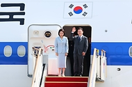 유엔총회에 참석하기 위해 출국하는 이재명 대통령과 김혜경 여사가 22일 경기도 성남 서울공항 공군 1호기에서 인사하고 있다.