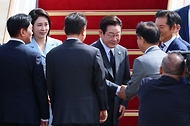 유엔총회에 참석하기 위해 출국하는 이재명 대통령과 김혜경 여사가 22일 경기도 성남 서울공항 공군 1호기에서 인사하고 있다.