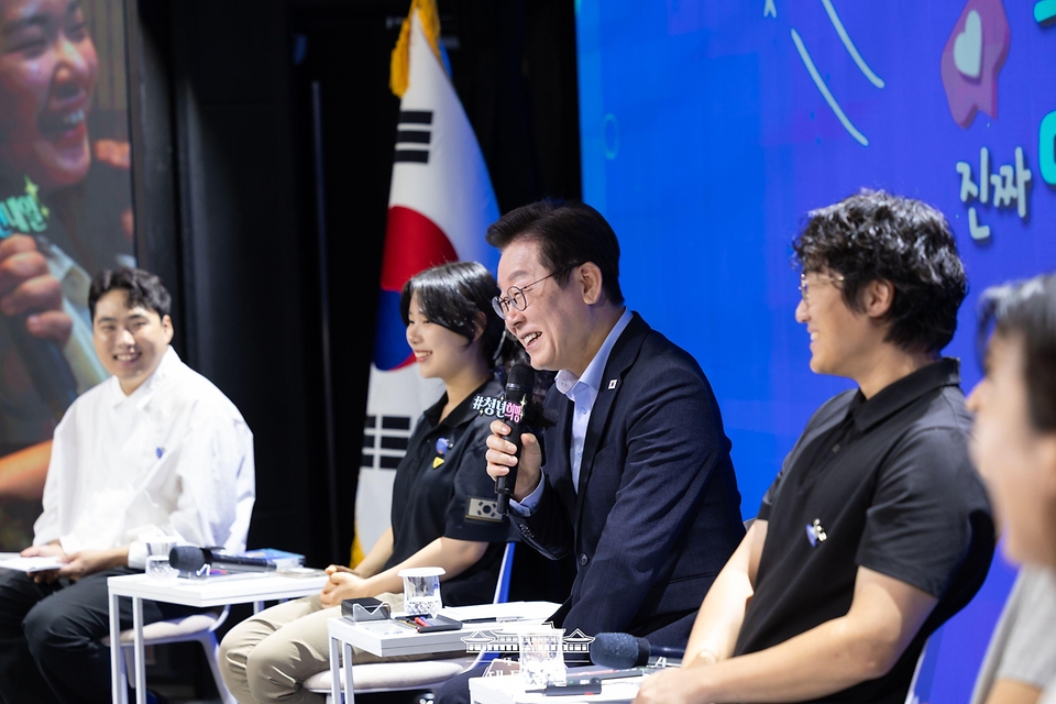 이재명 대통령이 19일 서울 마포구 구름아래 소극장에서 열린 2030 청년 소통·공감 토크콘서트에서 발언하고 있다.