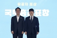 김민석 국무총리가 20일 종로구 청와대 녹지원에서 열린 청년의 날 기념식에서 유공자 포상 및 청년들과 함께 '청년, 빛을 심다' 세리머니를 하고 있다.