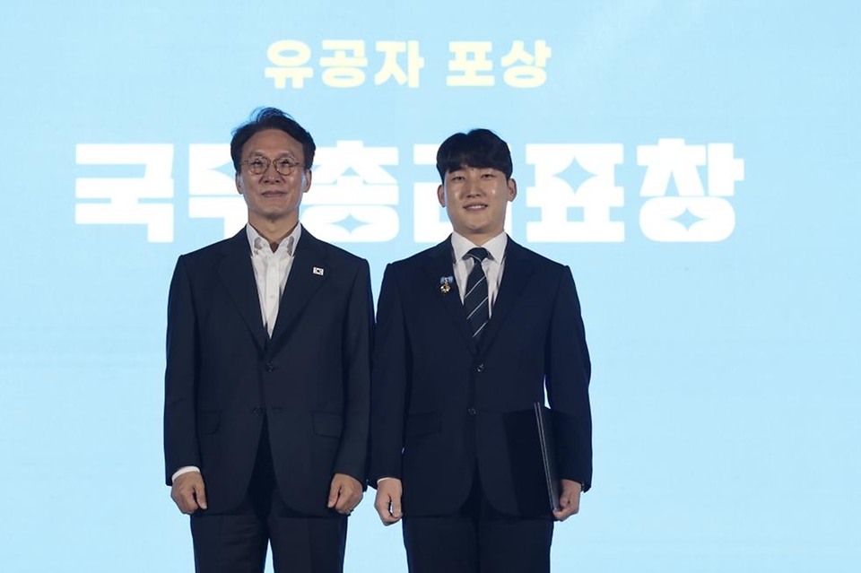 김민석 국무총리가 20일 종로구 청와대 녹지원에서 열린 청년의 날 기념식에서 유공자 포상 및 청년들과 함께 '청년, 빛을 심다' 세리머니를 하고 있다.