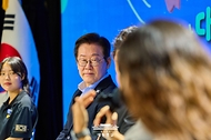 이재명 대통령이 19일 서울 마포구 구름아래 소극장에서 열린 2030 청년 소통·공감 토크콘서트에서 참석자들의 발언을 경청하고 있다.
