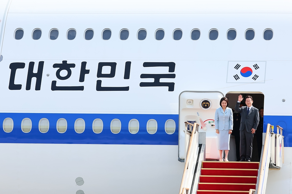 유엔총회에 참석하기 위해 출국하는 이재명 대통령과 김혜경 여사가 22일 경기도 성남 서울공항 공군 1호기에서 인사하고 있다.