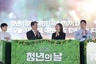김민석 국무총리가 20일 종로구 청와대 녹지원에서 열린 청년의 날 기념식에서 유공자 포상 및 청년들과 함께 '청년, 빛을 심다' 세리머니를 하고 있다.