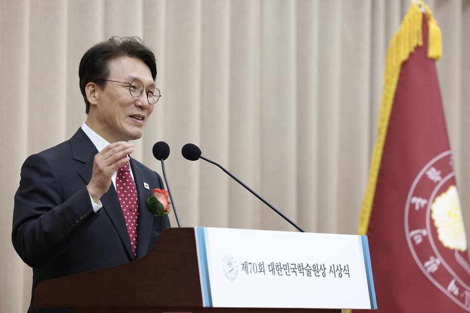 김민석 국무총리가 19일 서초구 대한민국학술원에서 열린 제70회 대한민국학술원상 시상식에 참석, 축사를 하고 있다.