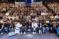 이재명 대통령이 19일 서울 마포구 구름아래 소극장에서 열린 2030 청년 소통·공감 토크콘서트에서 참석자들과 기념촬영을 하고 있다.
