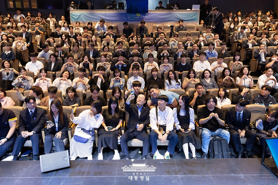 이재명 대통령이 19일 서울 마포구 구름아래 소극장에서 열린 2030 청년 소통·공감 토크콘서트에서 참석자들과 기념촬영을 하고 있다.