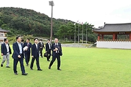 김정관 산업부 장관은 9월 18일 '2025년 APEC 정상회의 계기 개최되는 경제인 행사 준비상황 종합 점검'을 위해 경상북도 경주시에 위치한 예술의 전당(CEO Summit), 화랑마을(CEO Summit 만찬), 화백컨벤션센터(정상회의), 강동리조트 등 주요 경제인 행사장소를 방문하여, 행사장의 조성 및 운용 계획, 동선, 시설, 지원사항(수송, 식사, 안내 등) 등을 점검하였다.