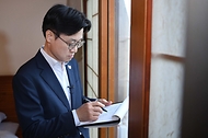 김정관 산업부 장관은 9월 18일 '2025년 APEC 정상회의 계기 개최되는 경제인 행사 준비상황 종합 점검'을 위해 경상북도 경주시에 위치한 예술의 전당(CEO Summit), 화랑마을(CEO Summit 만찬), 화백컨벤션센터(정상회의), 강동리조트 등 주요 경제인 행사장소를 방문하여, 행사장의 조성 및 운용 계획, 동선, 시설, 지원사항(수송, 식사, 안내 등) 등을 점검하였다.