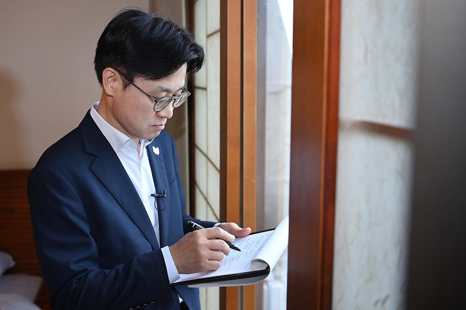 김정관 산업부 장관은 9월 18일 '2025년 APEC 정상회의 계기 개최되는 경제인 행사 준비상황 종합 점검'을 위해 경상북도 경주시에 위치한 예술의 전당(CEO Summit), 화랑마을(CEO Summit 만찬), 화백컨벤션센터(정상회의), 강동리조트 등 주요 경제인 행사장소를 방문하여, 행사장의 조성 및 운용 계획, 동선, 시설, 지원사항(수송, 식사, 안내 등) 등을 점검하였다.