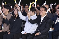 김민석 국무총리가 20일 종로구 청와대 녹지원에서 열린 청년의 날 기념식에서 유공자 포상 및 청년들과 함께 '청년, 빛을 심다' 세리머니를 하고 있다.