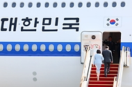 유엔총회에 참석하기 위해 출국하는 이재명 대통령과 김혜경 여사가 22일 경기도 성남 서울공항 공군 1호기에서 인사하고 있다.