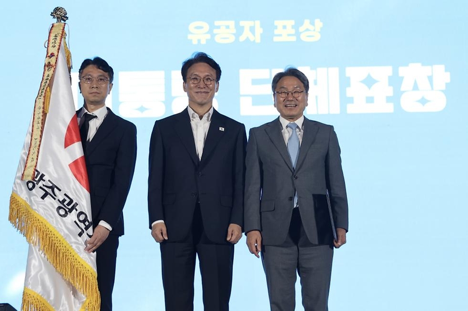 김민석 국무총리가 20일 종로구 청와대 녹지원에서 열린 청년의 날 기념식에서 유공자 포상 및 청년들과 함께 '청년, 빛을 심다' 세리머니를 하고 있다.