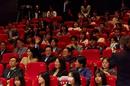이재명 대통령이 20일 부산 해운대구 영화의전당에서 부산국제영화제 공식상영작 '극장의 시간들'을 관람한 뒤 감독과 배우에게 질문하기 위해 손을 들고 있다.