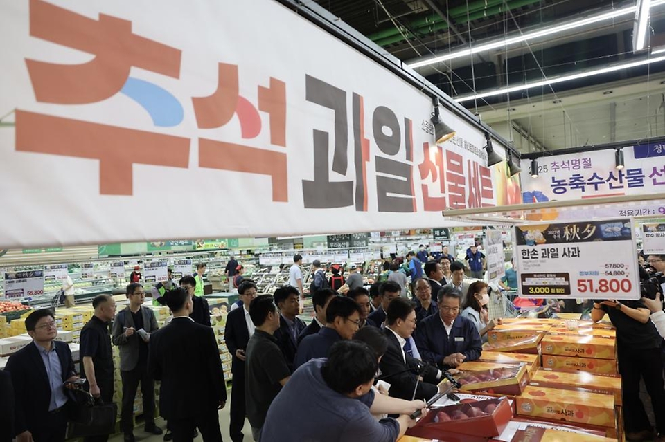 김민석 국무총리가 22일 추석 맞이 물가 현장점검을 위해 양재동 농협 하나로마트를 방문, 농축산물 가격을 점검하고 있다.