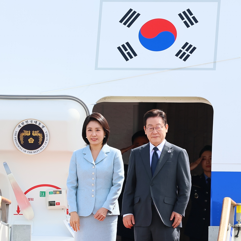 유엔총회에 참석하기 위해 출국하는 이재명 대통령과 김혜경 여사가 22일 경기도 성남 서울공항 공군 1호기에서 인사하고 있다.