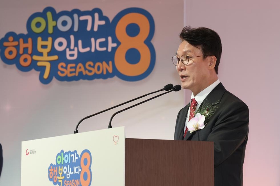 김민석 국무총리가 19일 송파구 롯데월드타워에서 열린 조선일보 '아이가 행복합니다 SEASON8'에 참석, 축사 및 기념촬영을 하고 있다.
