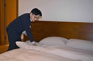 김정관 산업부 장관은 9월 18일 '2025년 APEC 정상회의 계기 개최되는 경제인 행사 준비상황 종합 점검'을 위해 경상북도 경주시에 위치한 예술의 전당(CEO Summit), 화랑마을(CEO Summit 만찬), 화백컨벤션센터(정상회의), 강동리조트 등 주요 경제인 행사장소를 방문하여, 행사장의 조성 및 운용 계획, 동선, 시설, 지원사항(수송, 식사, 안내 등) 등을 점검하였다.