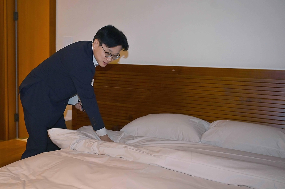 김정관 산업부 장관은 9월 18일 '2025년 APEC 정상회의 계기 개최되는 경제인 행사 준비상황 종합 점검'을 위해 경상북도 경주시에 위치한 예술의 전당(CEO Summit), 화랑마을(CEO Summit 만찬), 화백컨벤션센터(정상회의), 강동리조트 등 주요 경제인 행사장소를 방문하여, 행사장의 조성 및 운용 계획, 동선, 시설, 지원사항(수송, 식사, 안내 등) 등을 점검하였다.