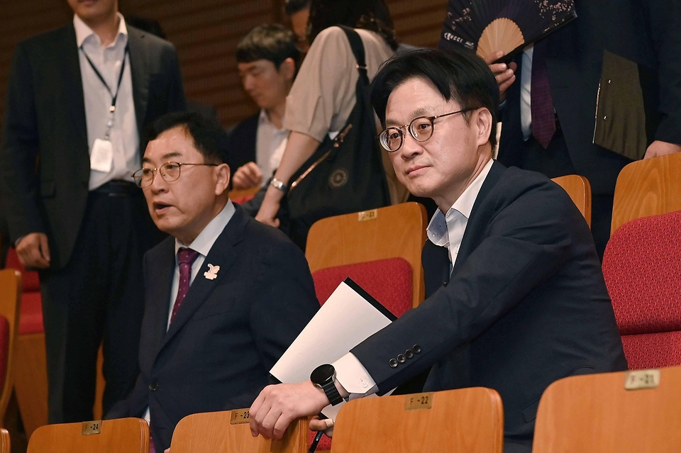 김정관 산업부 장관은 9월 18일 '2025년 APEC 정상회의 계기 개최되는 경제인 행사 준비상황 종합 점검'을 위해 경상북도 경주시에 위치한 예술의 전당(CEO Summit), 화랑마을(CEO Summit 만찬), 화백컨벤션센터(정상회의), 강동리조트 등 주요 경제인 행사장소를 방문하여, 행사장의 조성 및 운용 계획, 동선, 시설, 지원사항(수송, 식사, 안내 등) 등을 점검하였다.