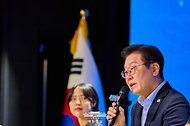 이재명 대통령이 19일 서울 마포구 구름아래 소극장에서 열린 2030 청년 소통·공감 토크콘서트에서 발언하고 있다.