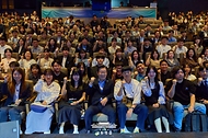 이재명 대통령이 19일 서울 마포구 구름아래 소극장에서 열린 2030 청년 소통·공감 토크콘서트에서 참석자들과 기념촬영을 하고 있다.