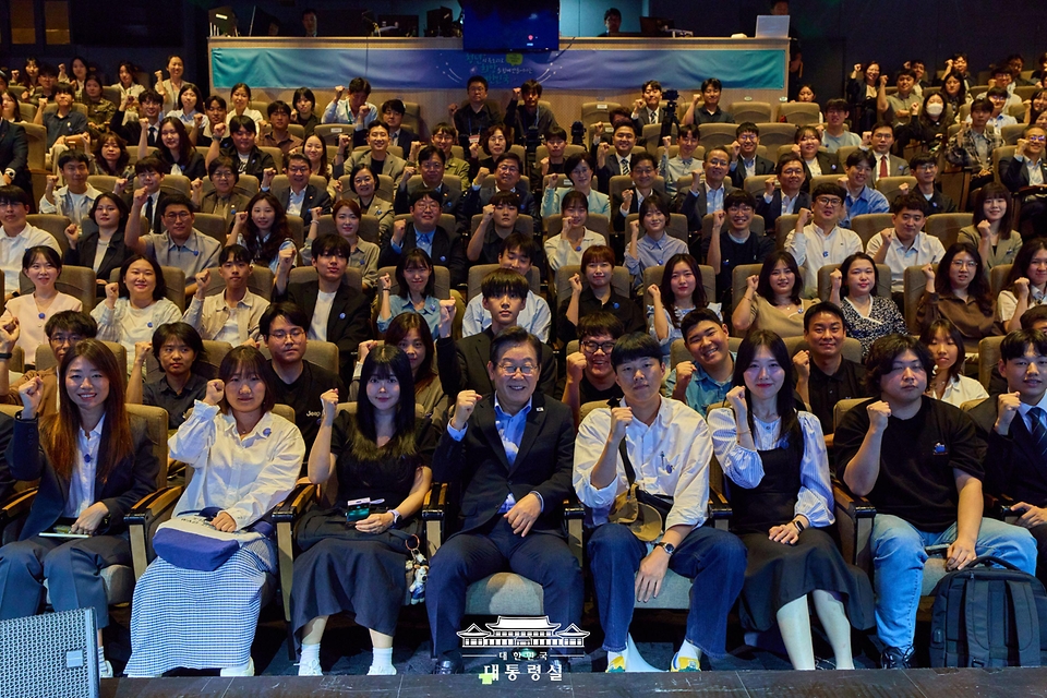 이재명 대통령이 19일 서울 마포구 구름아래 소극장에서 열린 2030 청년 소통·공감 토크콘서트에서 참석자들과 기념촬영을 하고 있다.