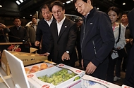 김민석 국무총리가 22일 추석 맞이 물가 현장점검을 위해 가락동 농수산물도매시장을 방문, 현장을 둘러보고 있다.