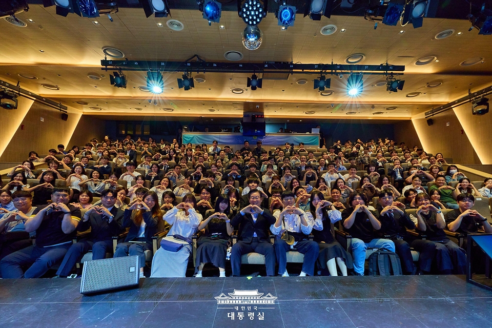 이재명 대통령이 19일 서울 마포구 구름아래 소극장에서 열린 2030 청년 소통·공감 토크콘서트에서 참석자들과 기념촬영을 하고 있다.