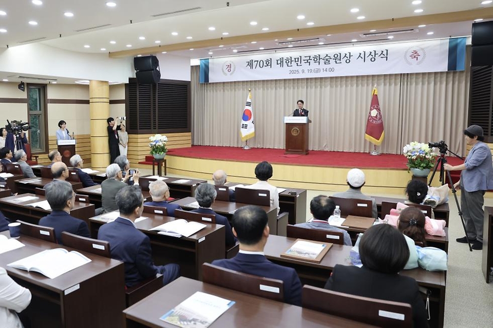 김민석 국무총리가 19일 서초구 대한민국학술원에서 열린 제70회 대한민국학술원상 시상식에 참석, 축사를 하고 있다.