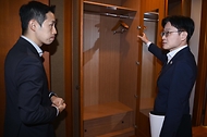 김정관 산업부 장관은 9월 18일 '2025년 APEC 정상회의 계기 개최되는 경제인 행사 준비상황 종합 점검'을 위해 경상북도 경주시에 위치한 예술의 전당(CEO Summit), 화랑마을(CEO Summit 만찬), 화백컨벤션센터(정상회의), 강동리조트 등 주요 경제인 행사장소를 방문하여, 행사장의 조성 및 운용 계획, 동선, 시설, 지원사항(수송, 식사, 안내 등) 등을 점검하였다.