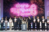 김민석 국무총리가 19일 송파구 롯데월드타워에서 열린 조선일보 '아이가 행복합니다 SEASON8'에 참석, 축사 및 기념촬영을 하고 있다.