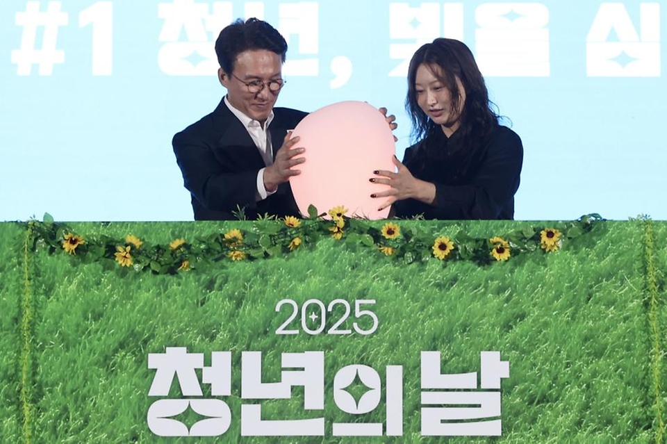김민석 국무총리가 20일 종로구 청와대 녹지원에서 열린 청년의 날 기념식에서 유공자 포상 및 청년들과 함께 '청년, 빛을 심다' 세리머니를 하고 있다.