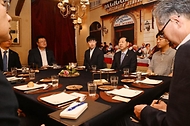 구윤철 부총리 겸 기획재정부 장관이 9월 19일 오후 지역관광 활성화 및 추석맞이 골목상권 현장을 점검하고자 대전시 중구 으능정이 거리를 방문하여 골목상권 시찰 후 지역관광 활성화 관련 상인회와 오찬 간담회를 하고 있다.
