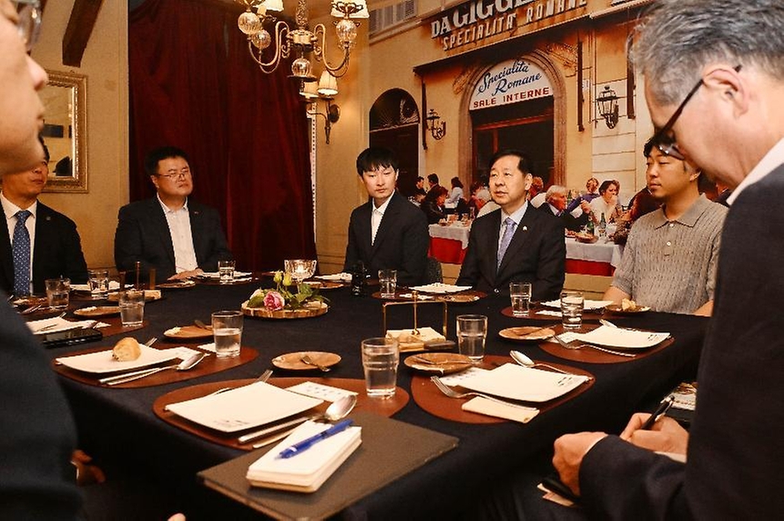구윤철 부총리 겸 기획재정부 장관이 9월 19일 오후 지역관광 활성화 및 추석맞이 골목상권 현장을 점검하고자 대전시 중구 으능정이 거리를 방문하여 골목상권 시찰 후 지역관광 활성화 관련 상인회와 오찬 간담회를 하고 있다.