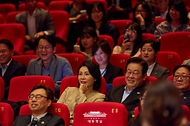 이재명 대통령과 김혜경 여사가 20일 부산 해운대구 영화의전당에서 부산국제영화제 공식상영작 '극장의 시간들'을 관람하고 있다.