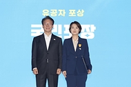 김민석 국무총리가 20일 종로구 청와대 녹지원에서 열린 청년의 날 기념식에서 유공자 포상 및 청년들과 함께 '청년, 빛을 심다' 세리머니를 하고 있다.