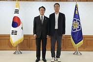 김민석 국무총리가 22일 세종대로 정부서울청사에서 열린 '발전산업 고용안전·정의로운 전환 협의체' 위촉식에서 민간위원들에게 위촉장을 전달하고 있다.