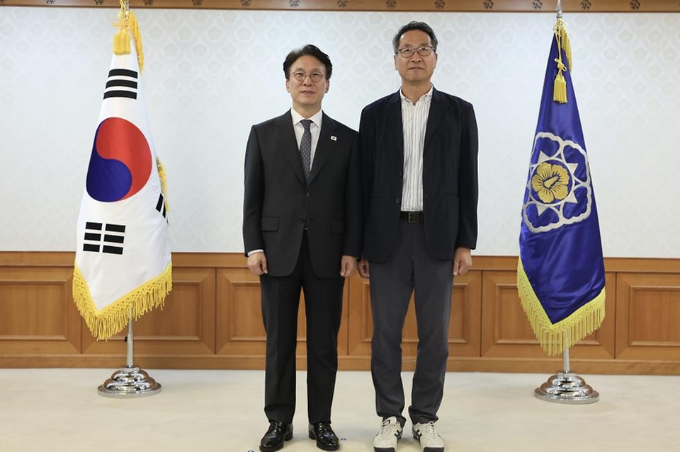 김민석 국무총리가 22일 세종대로 정부서울청사에서 열린 '발전산업 고용안전·정의로운 전환 협의체' 위촉식에서 민간위원들에게 위촉장을 전달하고 있다.